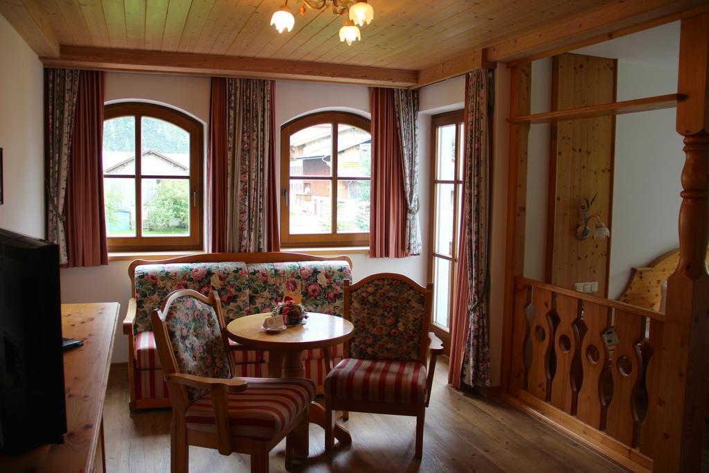 Hotel Winklerhof Holzgau Chambre photo