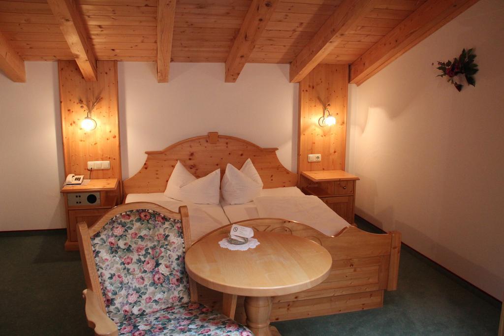 Hotel Winklerhof Holzgau Chambre photo