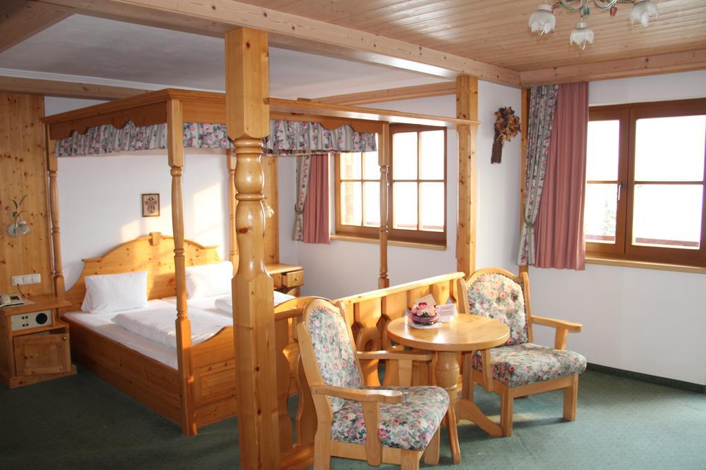 Hotel Winklerhof Holzgau Chambre photo