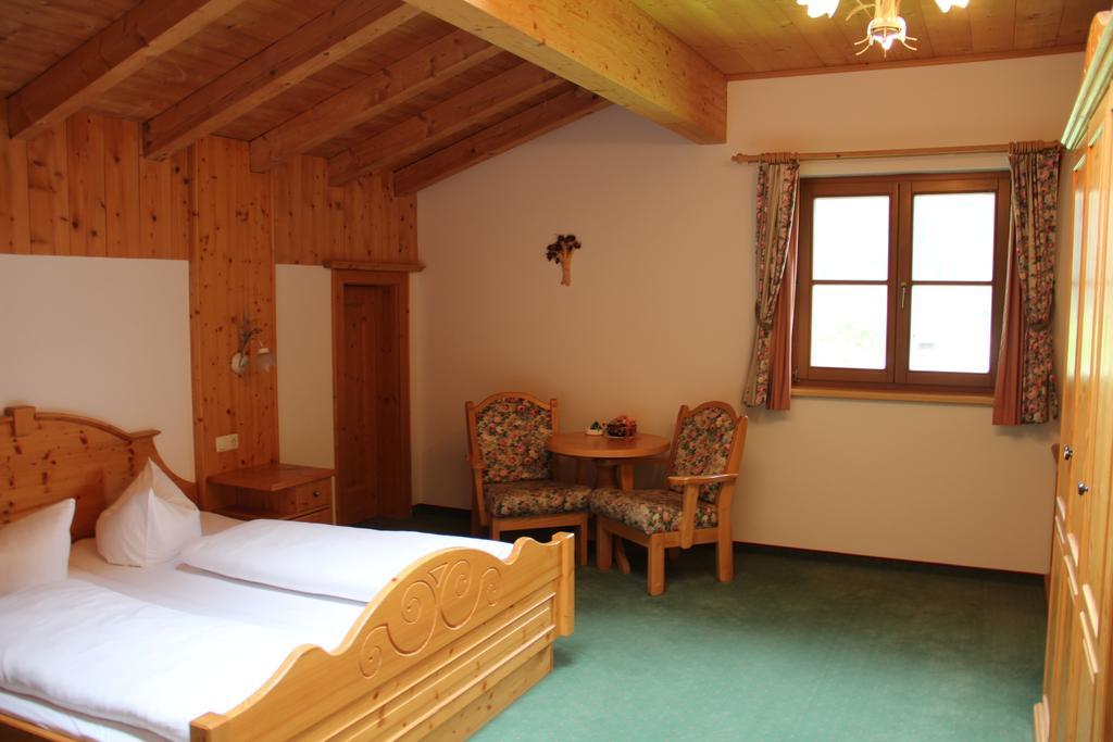 Hotel Winklerhof Holzgau Chambre photo